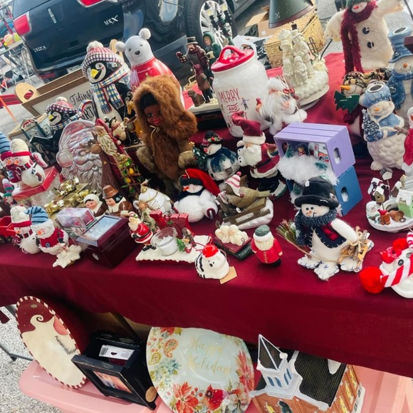 5 pound Christmas mystery box !! Mostly decorations figurines , garlands ect. - Picture 3 of 10